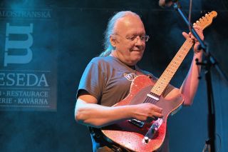 PŘEDSTAVUJEME: 𝐏𝐞𝐭𝐫 𝐋𝐢𝐧𝐡𝐚𝐫𝐭 🎶 🕔na Zábranově a Magorově září v Humpolci 𝐨𝐝 𝟏𝟗.𝟑𝟎 𝐝𝐨 𝟐𝟎.𝟑𝟎 𝐡𝐨𝐝𝐢𝐧 Jsem písničkář, poutník,...